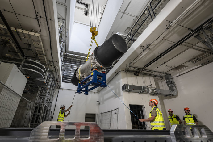 Mit dem Einbau der ersten supraleitenden Hightech-Magnete hat die Installation der FAIR-Beschleunigermaschine begonnen. Mit dem Einbau der ersten supraleitenden Hightech-Magnete hat die Installation der FAIR-Beschleunigermaschine begonnen.