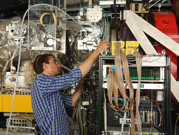 Erstautor der Publikation Guy Leckenby bei der Arbeit am Speicherring ESR bei GSI/FAIR Erstautor der Publikation Guy Leckenby bei der Arbeit am Speicherring ESR bei GSI/FAIR