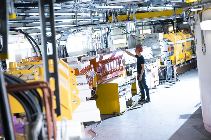 Heavy-ion synchrotron SIS18 - exterior view. Heavy-ion synchrotron SIS18 - exterior view.