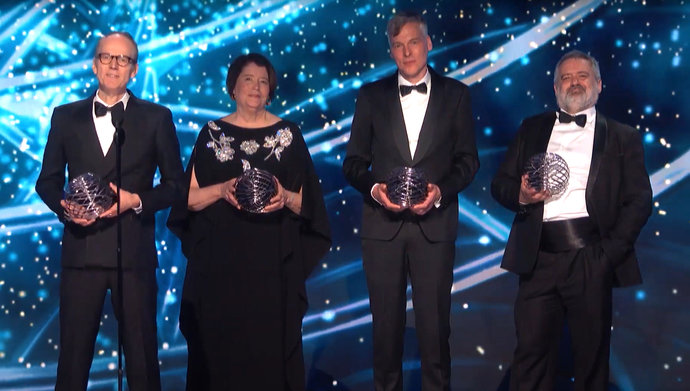 Die Sprecher der vier Großexperimente nahmen den Breakthrough Prize für Grundlagenforschung in der Physik 2025 entgegen. Die Sprecher der vier Großexperimente nahmen den Breakthrough Prize für Grundlagenforschung in der Physik 2025 entgegen.