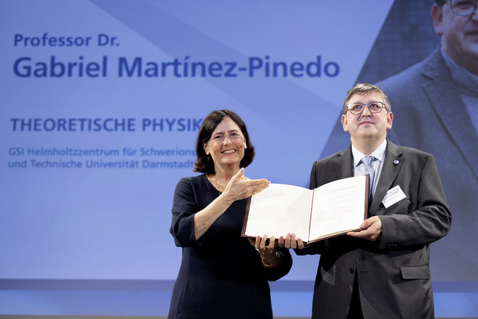 Prof. Dr. Gabriel Martínez-Pinedo with DFG President Prof. Dr. Katja Becker. Prof. Dr. Gabriel Martínez-Pinedo with DFG President Prof. Dr. Katja Becker.